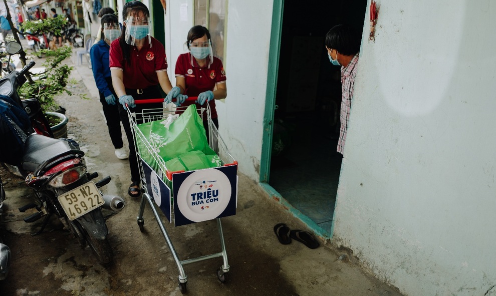 Triệu bữa cơm 2021 tiếp tục hỗ trợ 16.000 người lao động khó khăn - 4 Triệu bữa cơm 2021 tiếp tục hỗ trợ 16.000 người lao động khó khăn - 4