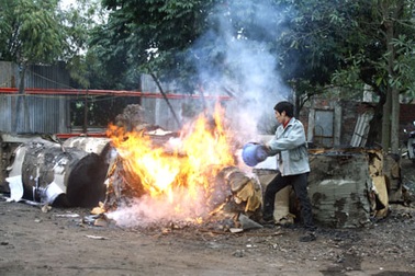 Lửa ngùn ngụt thiêu xưởng in, hàng chục tỷ đồng ra tro