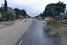 Đi như "tự sát" sang làn ngược chiều, xe máy gây họa cho mình và ô tô khác