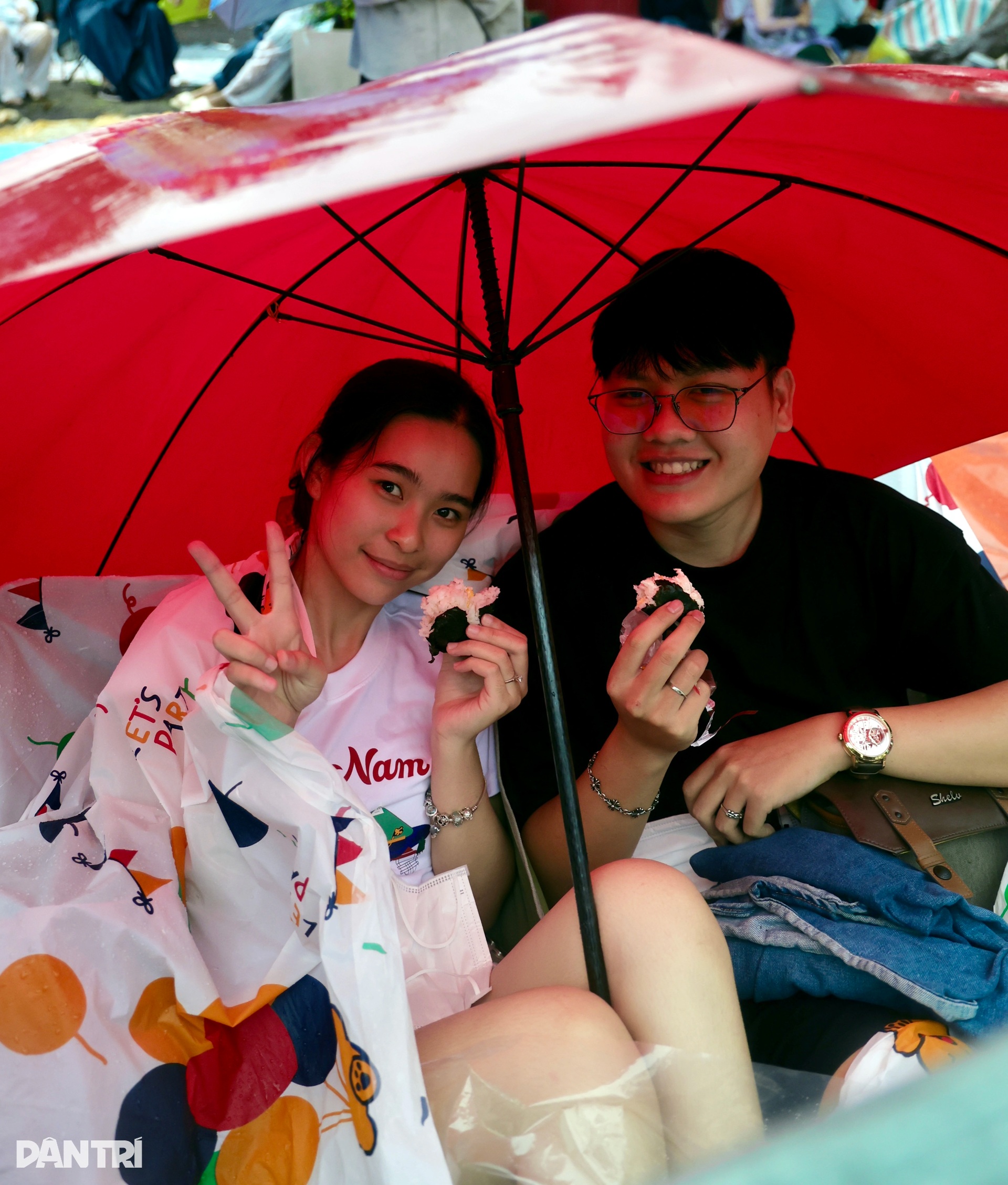 Đội ô, khoá ghế… ngồi kín vỉa hè từ đêm chờ xem sơ duyệt diễu binh - 4 Đội ô, khoá ghế… ngồi kín vỉa hè từ đêm chờ xem sơ duyệt diễu binh - 4