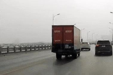 Xe tải "húc" đuôi ô tô con dừng đột ngột trên cầu Vĩnh Tuy - ai phải đền?