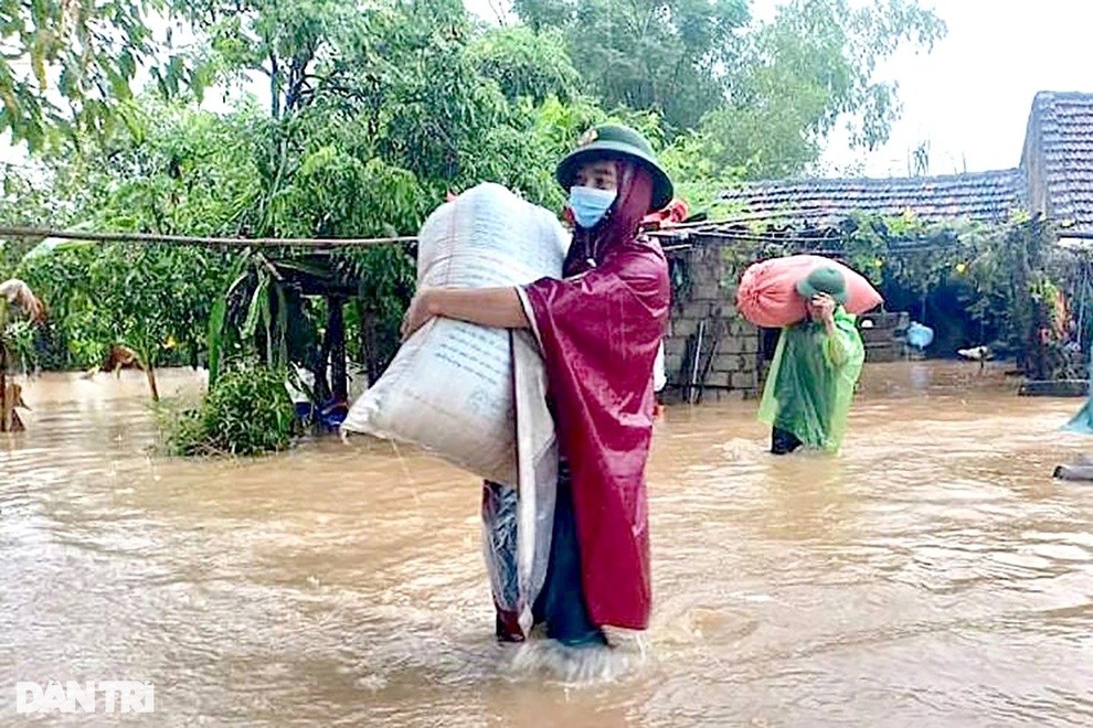 Hàng loạt thủy điện xả tràn, người dân vùng hạ du kéo nhau chạy lũ - 7 Hàng loạt thủy điện xả tràn, người dân vùng hạ du kéo nhau chạy lũ - 7