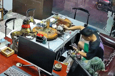 Người đàn ông bị bỏng nặng vì "dán mắt" vào màn hình smartphone