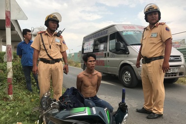 CSGT bắt đối tượng liên tục cướp tài sản ở cửa ngõ Sài Gòn