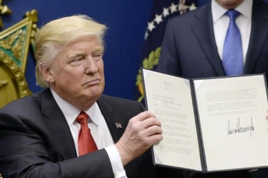 Thẩm phán liên bang chặn sắc lệnh nhập cư mới của ông Trump vào phút chót