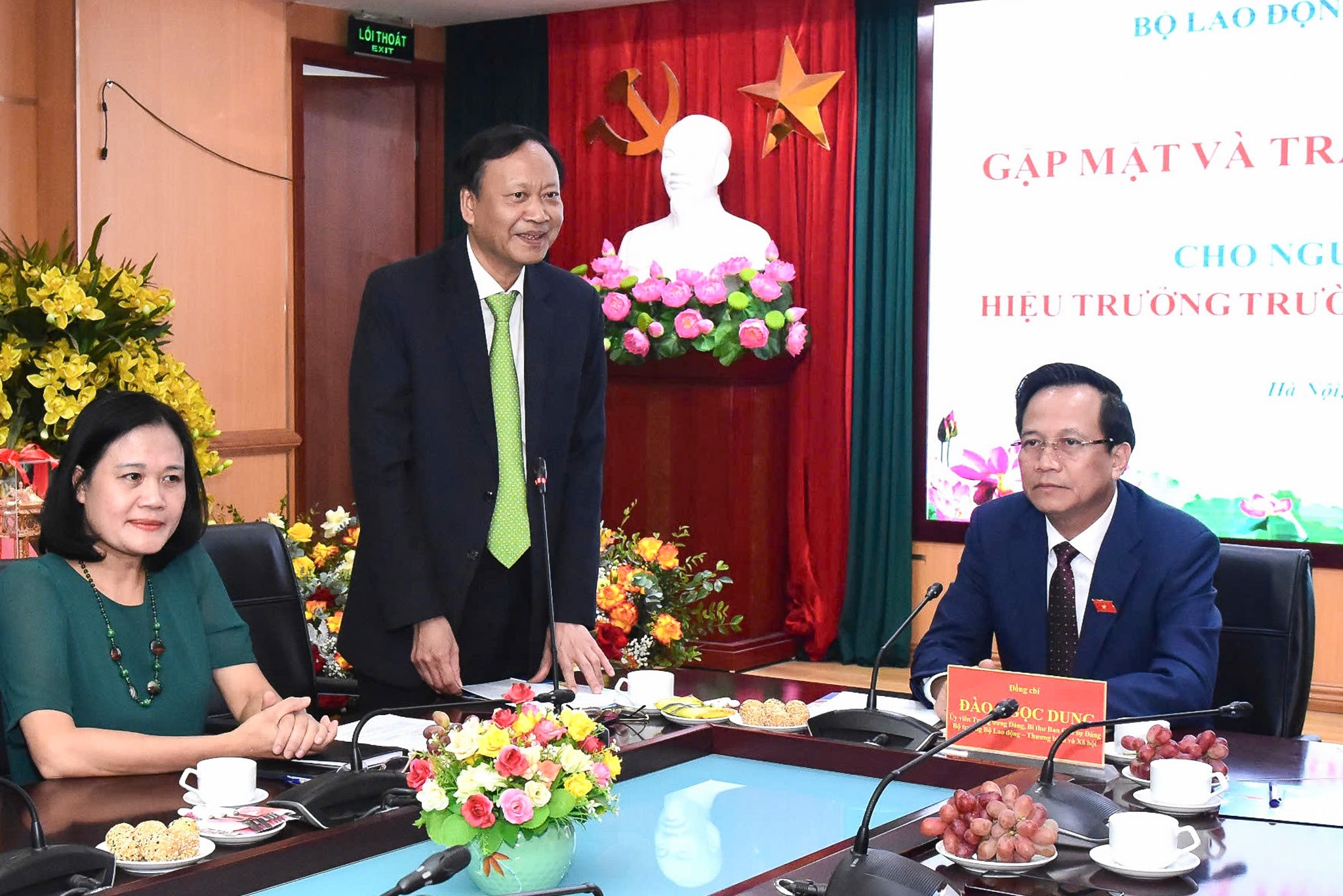 O Reitor da Universidade do Trabalho e Assuntos Sociais recebeu a decisão de aposentadoria - 3 Hiệu trưởng Trường Đại học Lao động - Xã hội nhận quyết định nghỉ hưu - 3