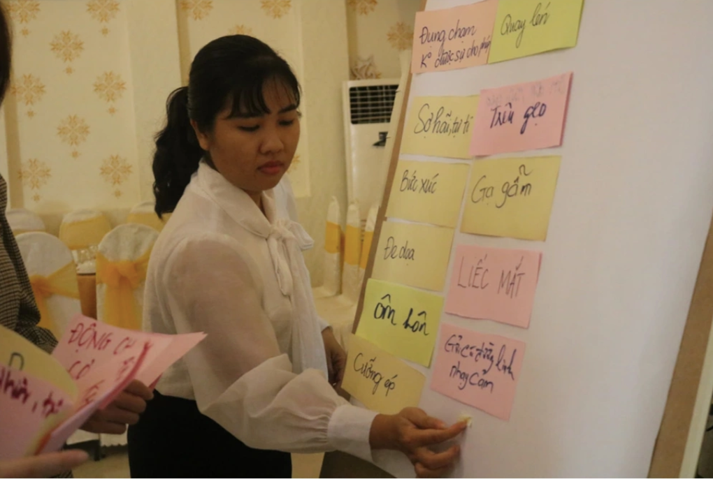Khen khách nữ nóng bỏng, nam hướng dẫn viên... mất việc - 3 Khen khách nữ nóng bỏng, nam hướng dẫn viên... mất việc - 3