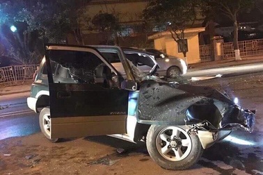 Xe khách đối đầu ô tô con trong đêm mùng 2 Tết