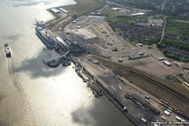 Phát hiện 10 người Việt Nam trong "xe tải chui" tại Anh