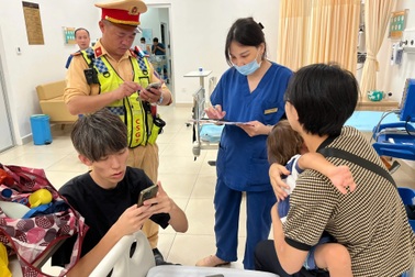 CSGT dùng xe đặc chủng đưa bé trai Nhật Bản đi cấp cứu