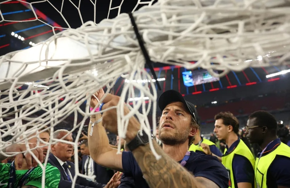 CĐV tràn xuống sân xé lưới, cắt cỏ ăn mừng PSG vô địch Champions League - 3 CĐV tràn xuống sân xé lưới, cắt cỏ ăn mừng PSG vô địch Champions League - 3