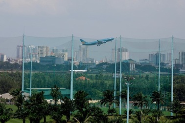 Thu hồi đất sân golf để mở rộng sân bay là giải pháp căn cơ