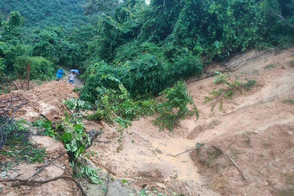 Nước cuồn cuộn đổ về nơi từng xảy ra lũ quét lịch sử - 4 Nước cuồn cuộn đổ về nơi từng xảy ra lũ quét lịch sử - 4