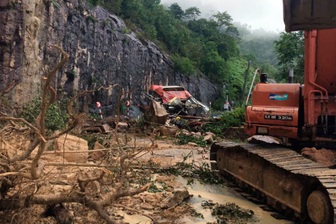 Vụ đá đè xe khách khiến 6 người tử vong: Xuất hiện thêm 2 điểm sạt lở