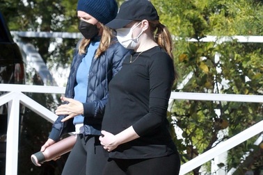 "Sao" phim "La La Land" lần đầu lộ bụng bầu