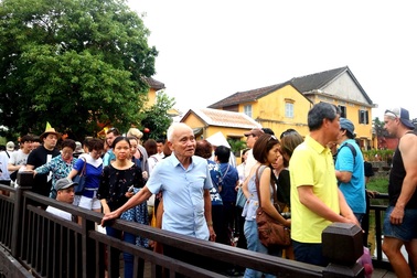 Hội An: Du khách "chen chúc" tại các điểm vui chơi