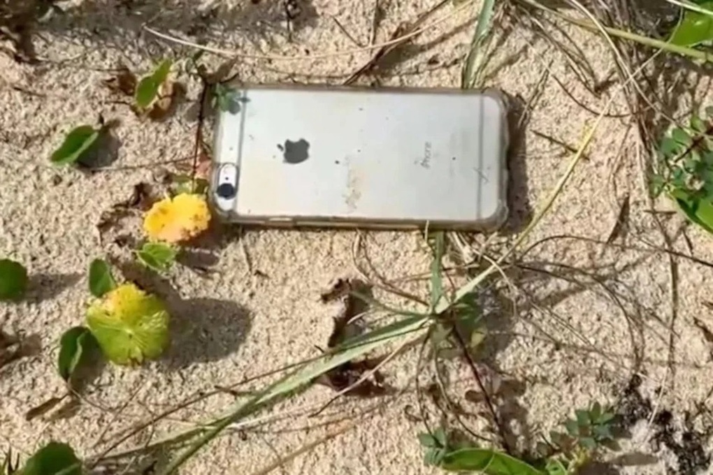 Chiếc iPhone 6S của Galiotto bị rơi xuống bãi cát ven biển từ độ cao hơn 600m và vẫn "sống sót" (Ảnh cắt từ clip). Chiếc iPhone 6S của Galiotto bị rơi xuống bãi cát ven biển từ độ cao hơn 600m và vẫn "sống sót" (Ảnh cắt từ clip).