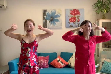 Lan Phương và mẹ cover "Vũ điệu rửa tay"