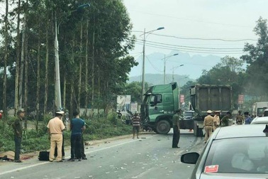 Xe khách đối đầu xe đầu kéo, 5 người thương vong