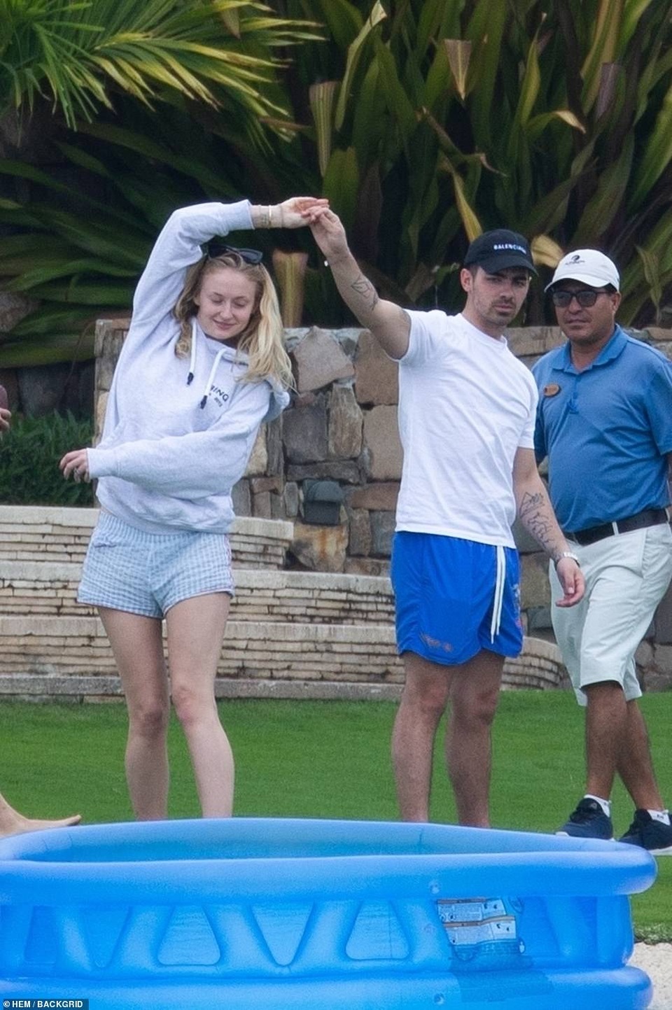 Sophie Turner bế bụng bầu đi nghỉ mát - 3 Sophie Turner bế bụng bầu đi nghỉ mát - 3