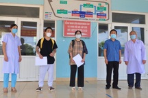 Hai bệnh nhân mắc Covid-19 cuối cùng xuất viện sau hơn một tháng điều trị