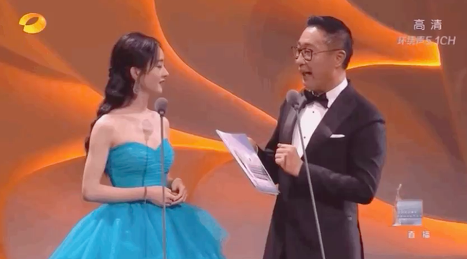Tống Thiến bị cười chê vì bĩu môi lúc Triệu Lệ Dĩnh nhận giải - 3 Tống Thiến bị cười chê vì bĩu môi lúc Triệu Lệ Dĩnh nhận giải - 3