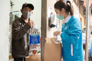 Huyền My tới xóm chạy thận Bạch Mai tặng những suất ăn ấm lòng mùa dịch