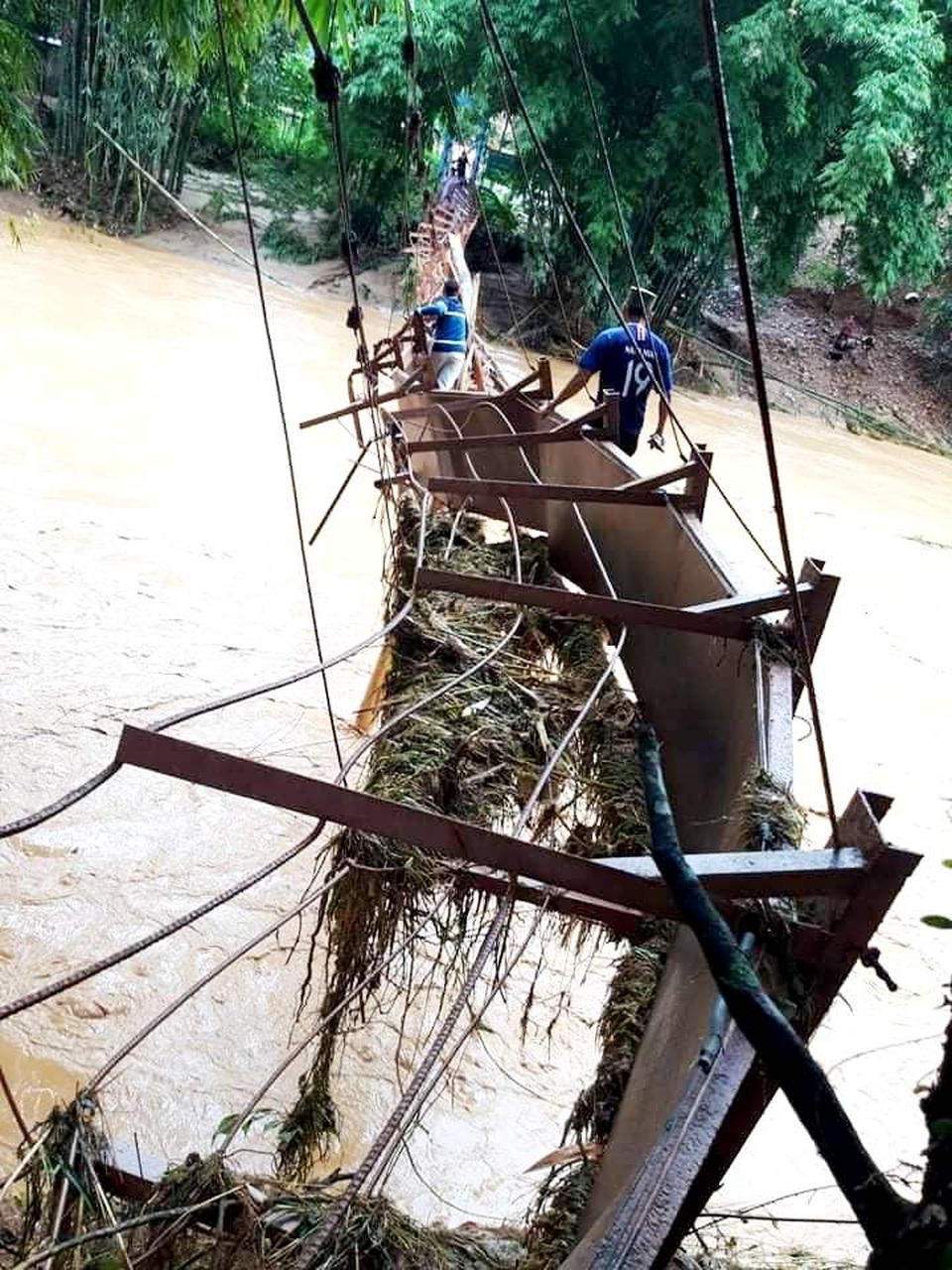 Huyện miền núi Quảng Nam ngổn ngang sau bão số 5 - 1