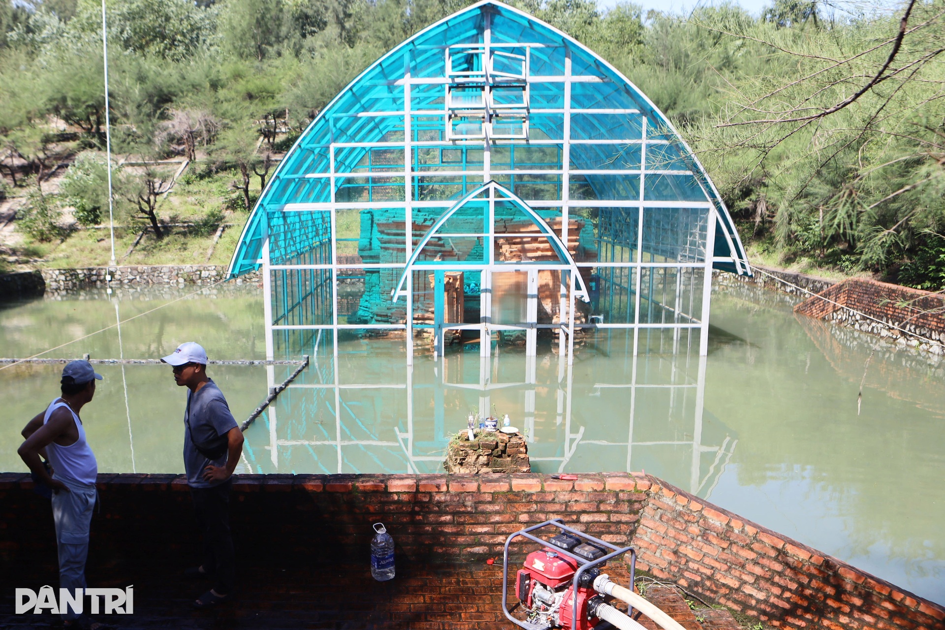 ប៉មចាមបុរាណរាប់ពាន់ឆ្នាំ ដែលស្ថិតនៅក្រោមនីវ៉ូទឹកសមុទ្រ ត្រូវជន់លិចជាយូរមកហើយ - ១ Tháp Chăm cổ nghìn năm tuổi nằm dưới mực nước biển bị ngập lụt kéo dài - 1