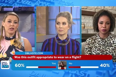 Mặc áo có cổ khoét sâu lộ ngực, cô gái trẻ bị từ chối cho lên máy bay