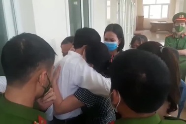 Giám đốc CDC Đắk Lắk khóc nức nở vì "dính" vụ Việt Á