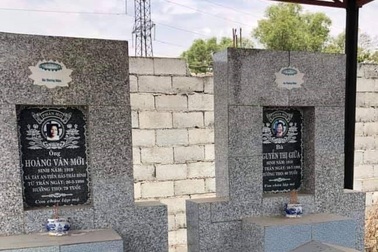 Hàng loạt ngôi mộ bị dán ảnh người phụ nữ lạ mặt