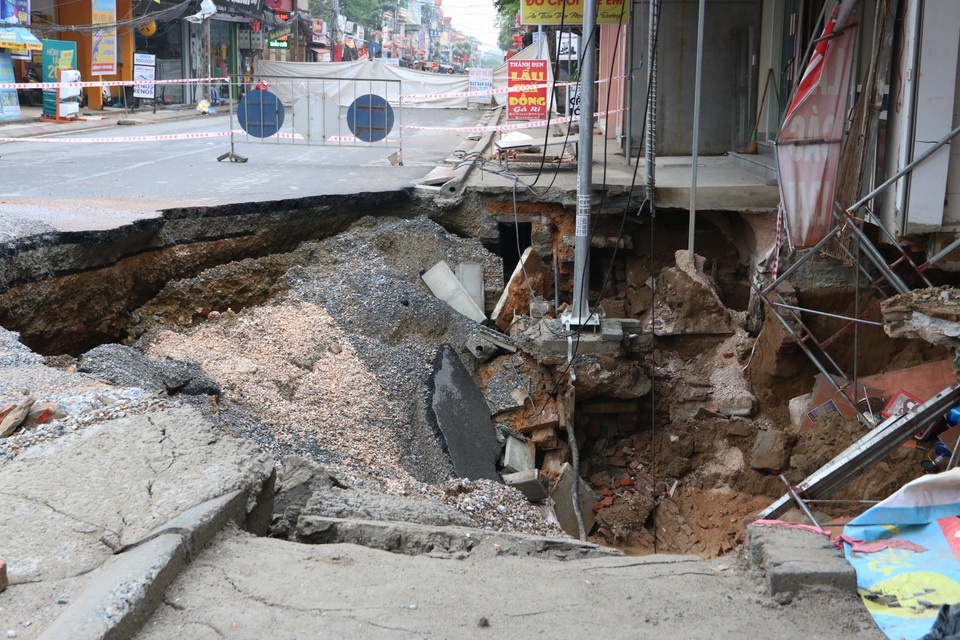 Thẫn thờ nhìn hố tử thần nuốt cả mấy ngôi nhà tầng - 8