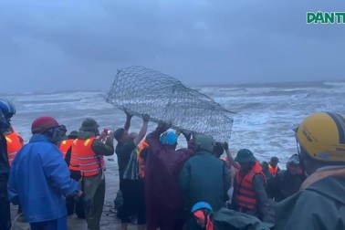 Sóng biển làm vỡ đê kè, hàng trăm người hối hả "vá" trước giờ bão đổ bộ