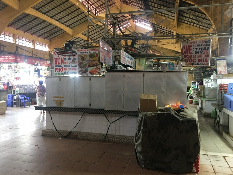 Buôn bán ế ẩm, hàng loạt tiểu thương chợ Bến Thành quyết định bán quầy - 5 Buôn bán ế ẩm, hàng loạt tiểu thương chợ Bến Thành quyết định bán quầy - 5