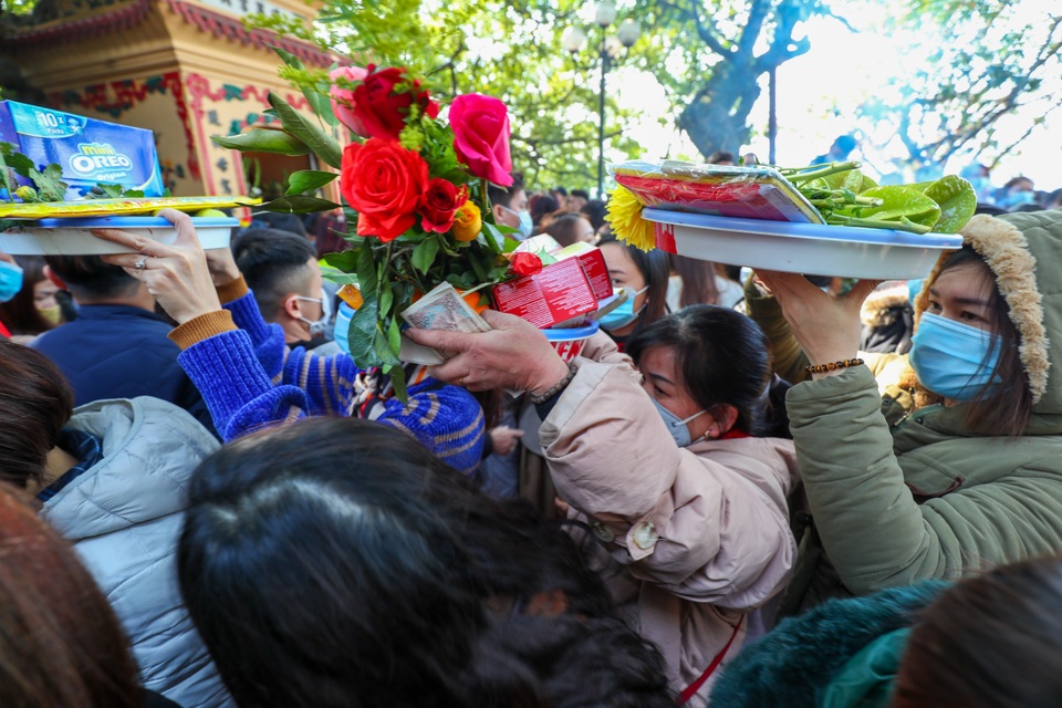 Hàng nghìn người đổ về Phủ Tây Hồ đi lễ - 11 Hàng nghìn người đổ về Phủ Tây Hồ đi lễ - 11