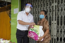 Trao tặng 2.000 túi an sinh tới người dân nghèo trong tâm dịch TPHCM