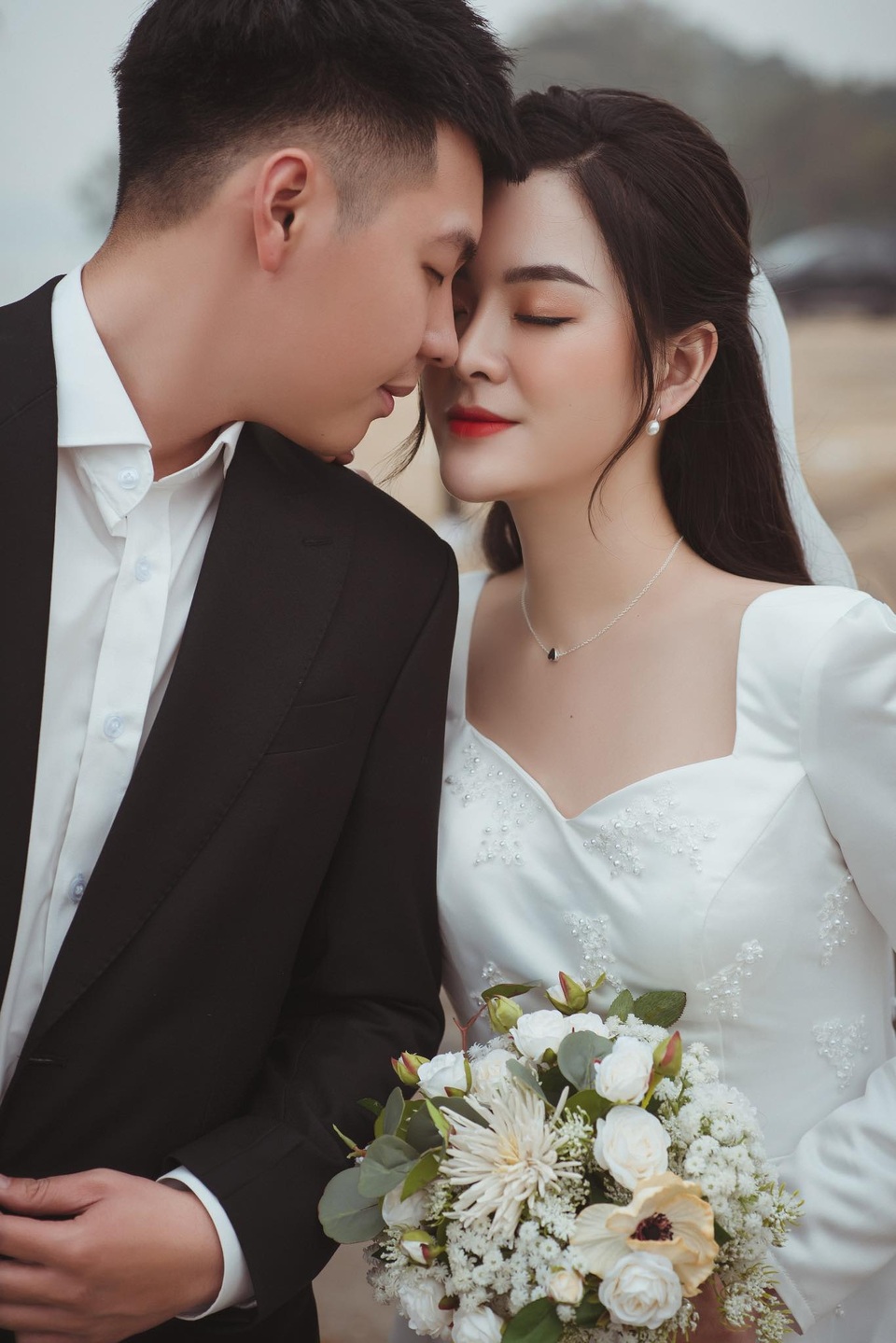 Cô dâu 9X xinh đẹp đeo vàng trĩu cổ, kín tay trong ngày cưới gây sốt mạng - 4 Cô dâu 9X xinh đẹp đeo vàng trĩu cổ, kín tay trong ngày cưới gây sốt mạng - 4