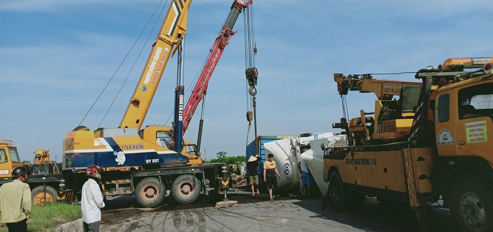 Thót tim khoảnh khắc xe container lật ngang, đè trúng xe máy - 1 Thót tim khoảnh khắc xe container lật ngang, đè trúng xe máy - 1