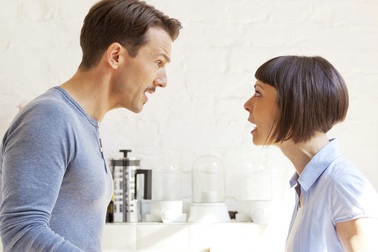 Dọa ly hôn nếu vợ không từ bỏ nhà ngoại