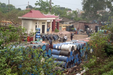 “Xóm thùng phuy” đe dọa người dân và sông Đáy