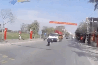 Người đàn ông lao xe máy vào gầm ô tô, nghi say xỉn