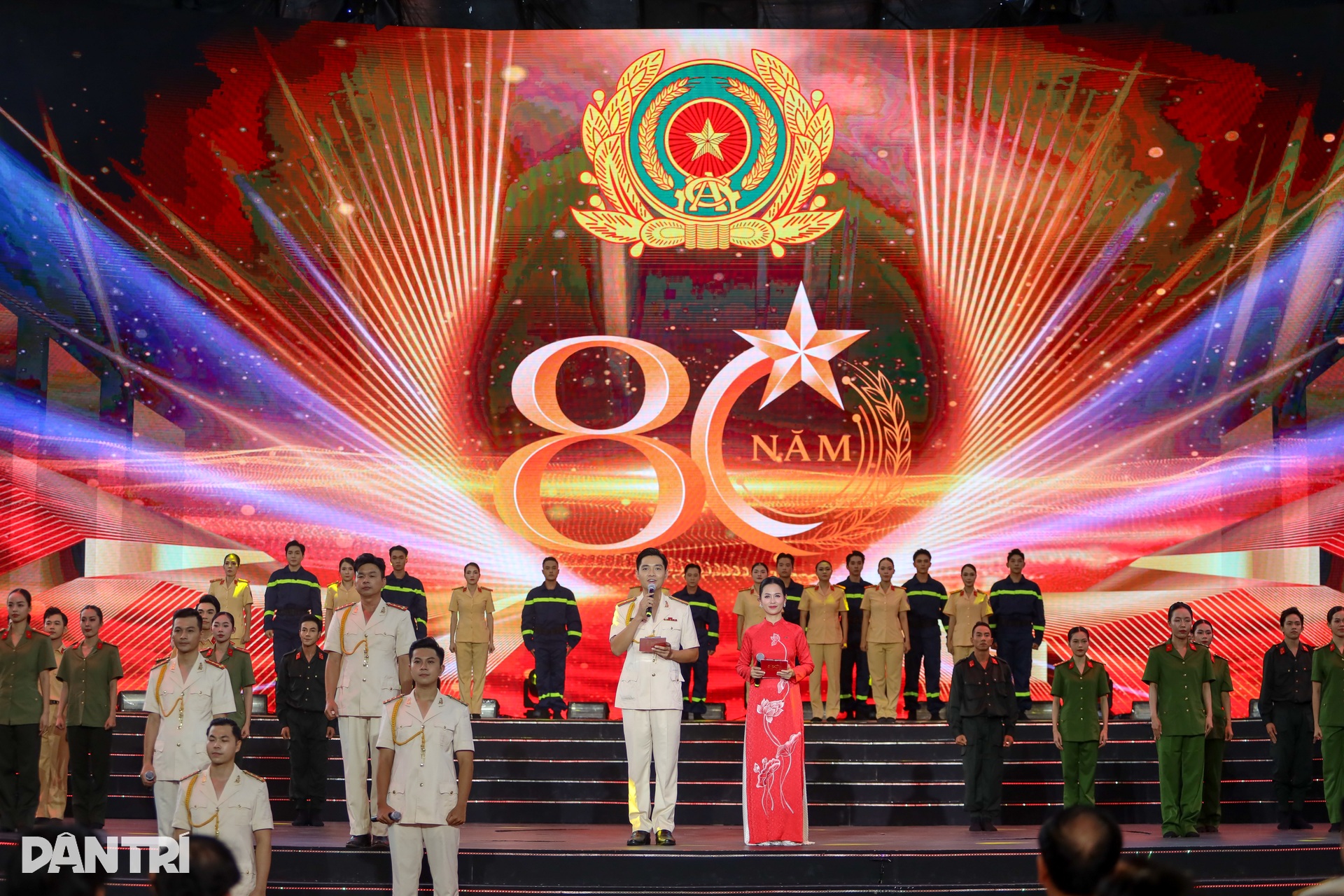 Trung tướng Mai Hoàng: Công an TPHCM tiếp nối tinh thần anh hùng cách mạng - 7 Trung tướng Mai Hoàng: Công an TPHCM tiếp nối tinh thần anh hùng cách mạng - 7