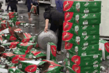 Người dân Nghệ An giúp tài xế gom hàng trăm thùng bia đổ tràn đường