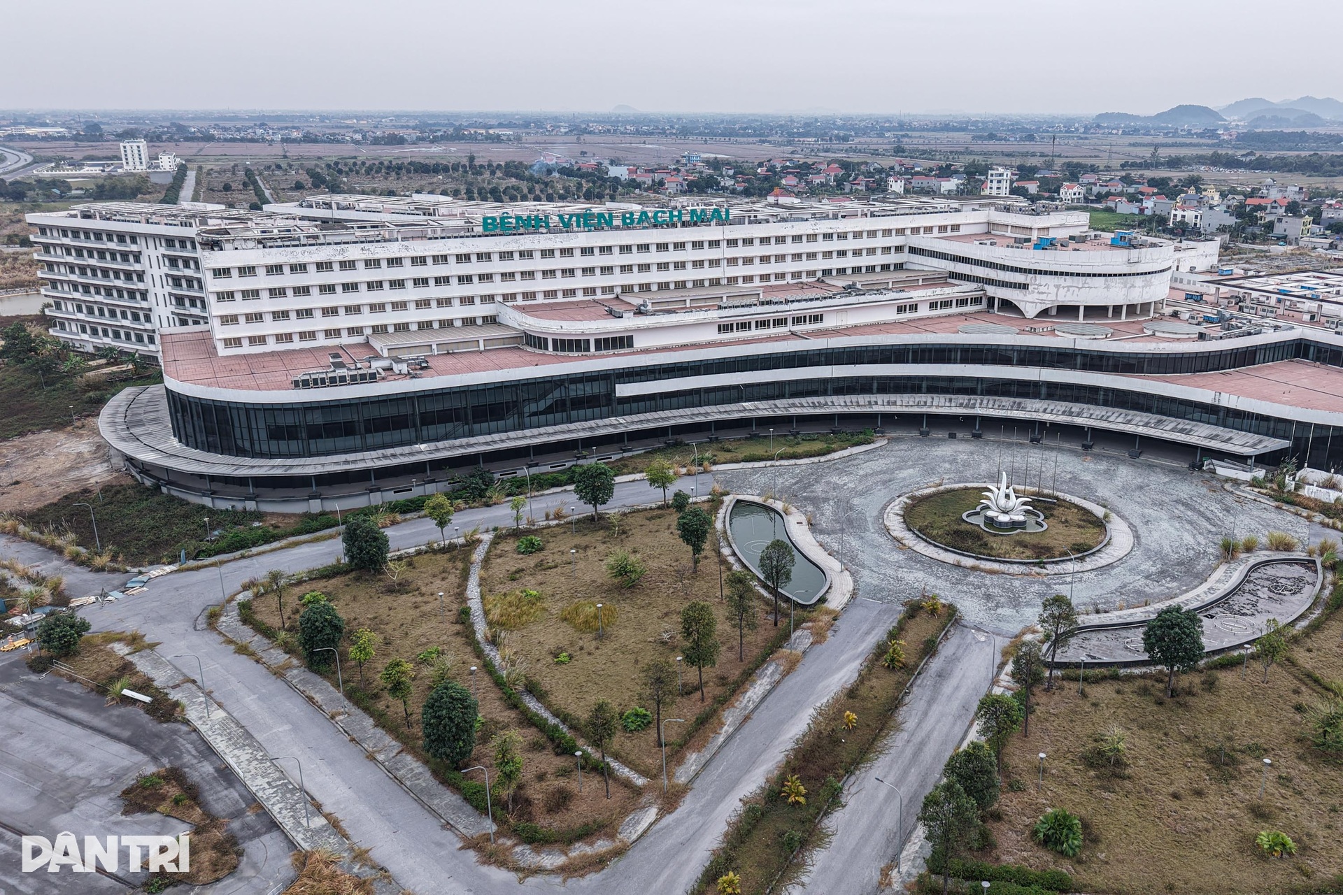 Bệnh viện Việt Đức, Bạch Mai cơ sở 2 cỏ mọc um tùm, cao quá đầu người - 1 Bệnh viện Việt Đức, Bạch Mai cơ sở 2 cỏ mọc um tùm, cao quá đầu người - 1