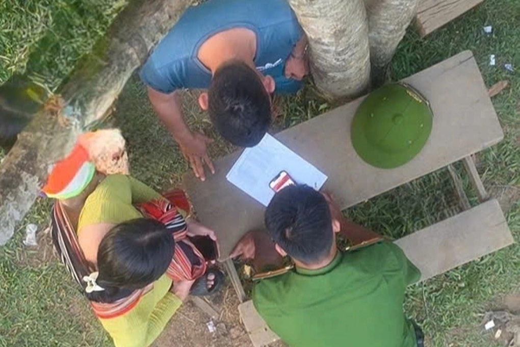 Công an leo cây “bắt sóng” điện thoại trong thôn biệt lập giữa rừng - 2 Công an leo cây “bắt sóng” điện thoại trong thôn biệt lập giữa rừng - 2