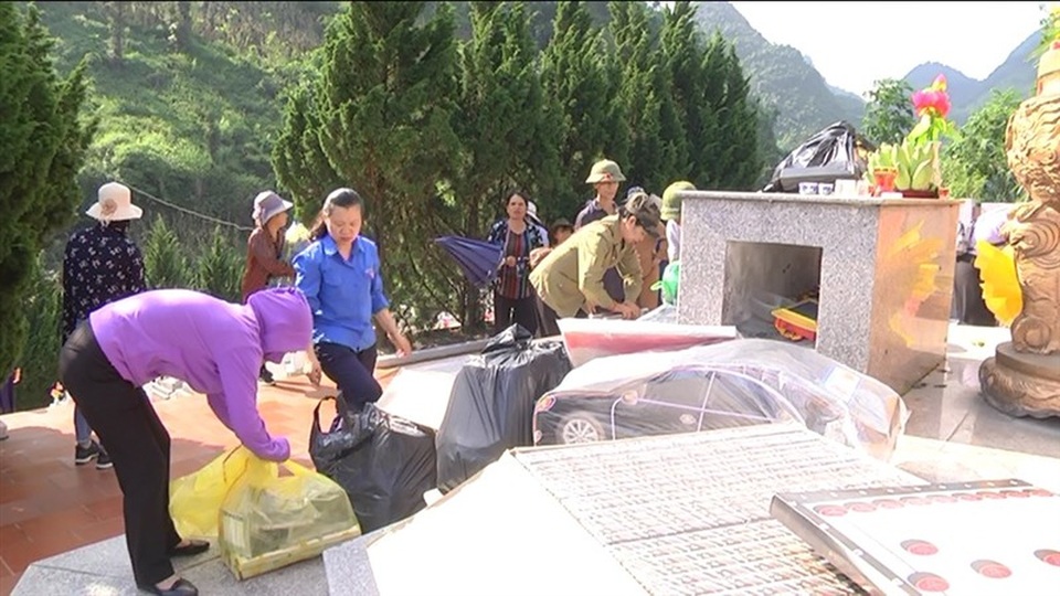Hình ảnh cảm động người dân phố núi biên giới Mường Khương viếng liệt sĩ - 3 Hình ảnh cảm động người dân phố núi biên giới Mường Khương viếng liệt sĩ - 3