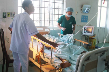 4 nhân viên y tế hiến máu cứu bệnh nhân không có thân nhân đi cùng