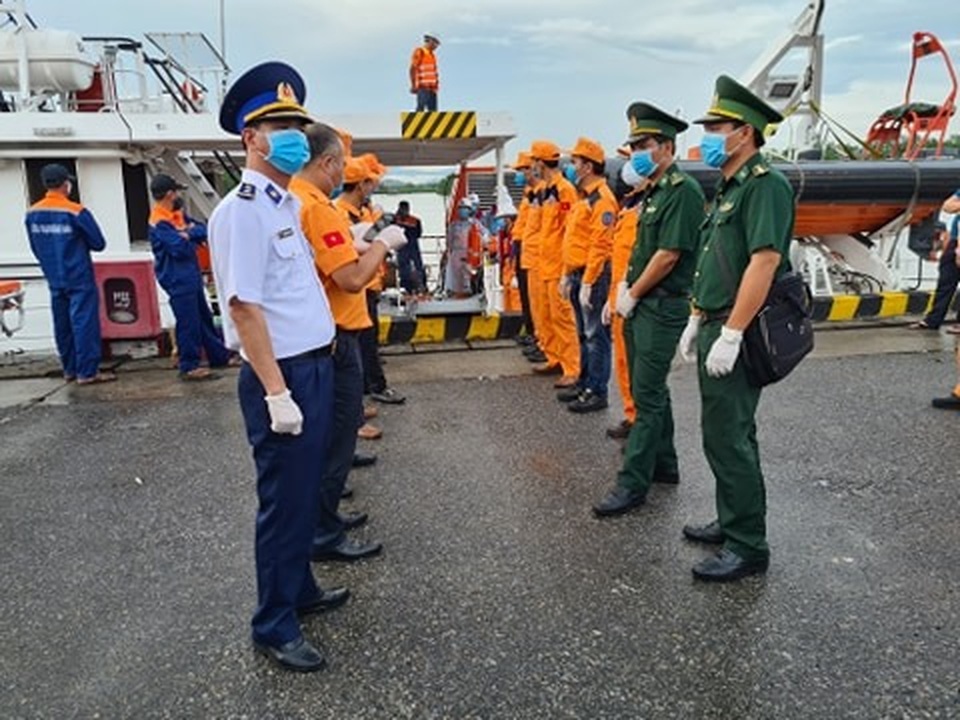 4 thuyền viên xấu số trong vụ tàu cá bị chìm đã được về với đất liền - 4 4 thuyền viên xấu số trong vụ tàu cá bị chìm đã được về với đất liền - 4