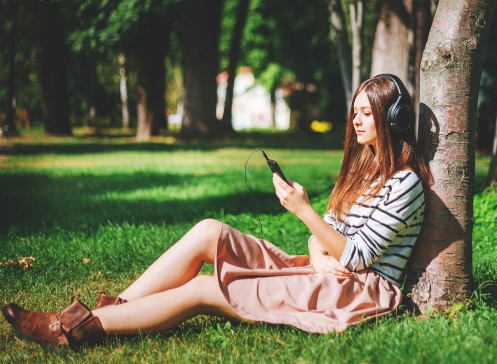 Người phụ nữ hưng phấn khi đang nghe hòa nhạc trong khán phòng - 3 Người phụ nữ hưng phấn khi đang nghe hòa nhạc trong khán phòng - 3